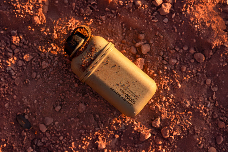 10000mAh dustproof battery with dust sprinkled over it.