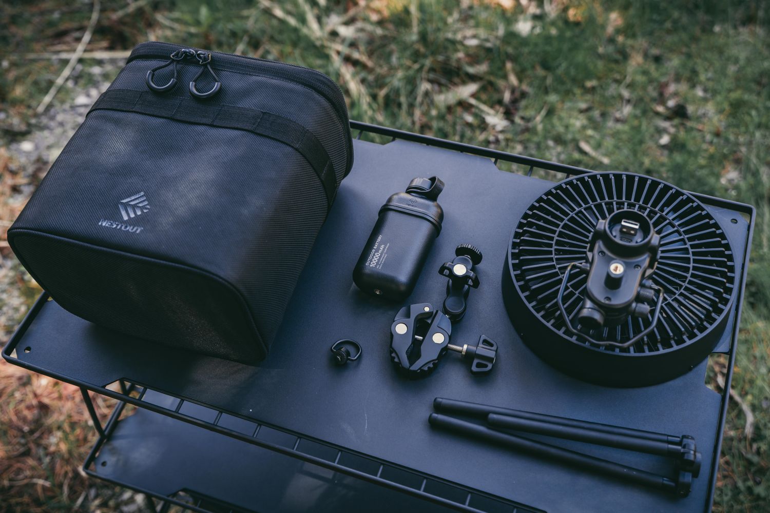 Flat lay breakout of the black Fan-1 Kit with Bag and 10,000 mAh Battery