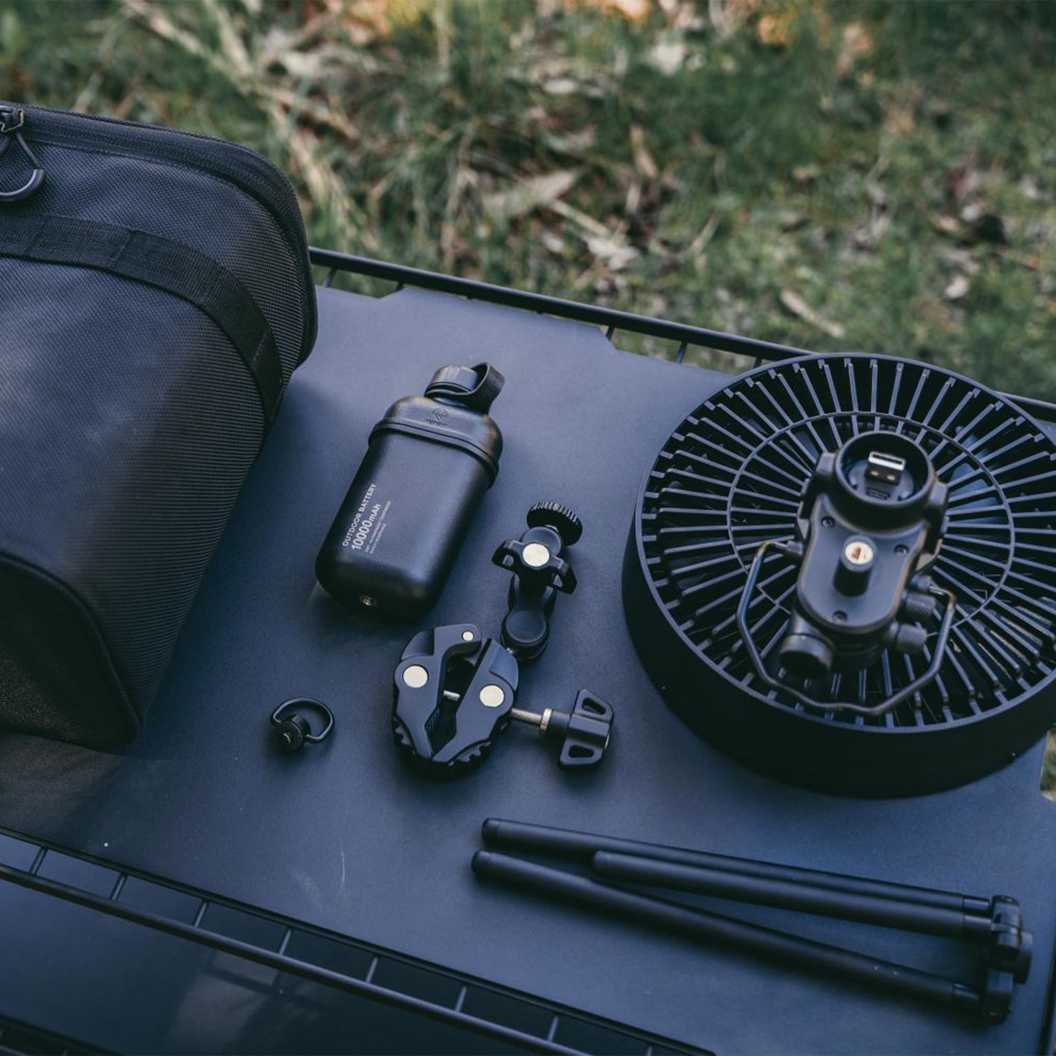 Flat lay breakout of the black Fan-1 Kit with Bag and 10,000 mAh Battery